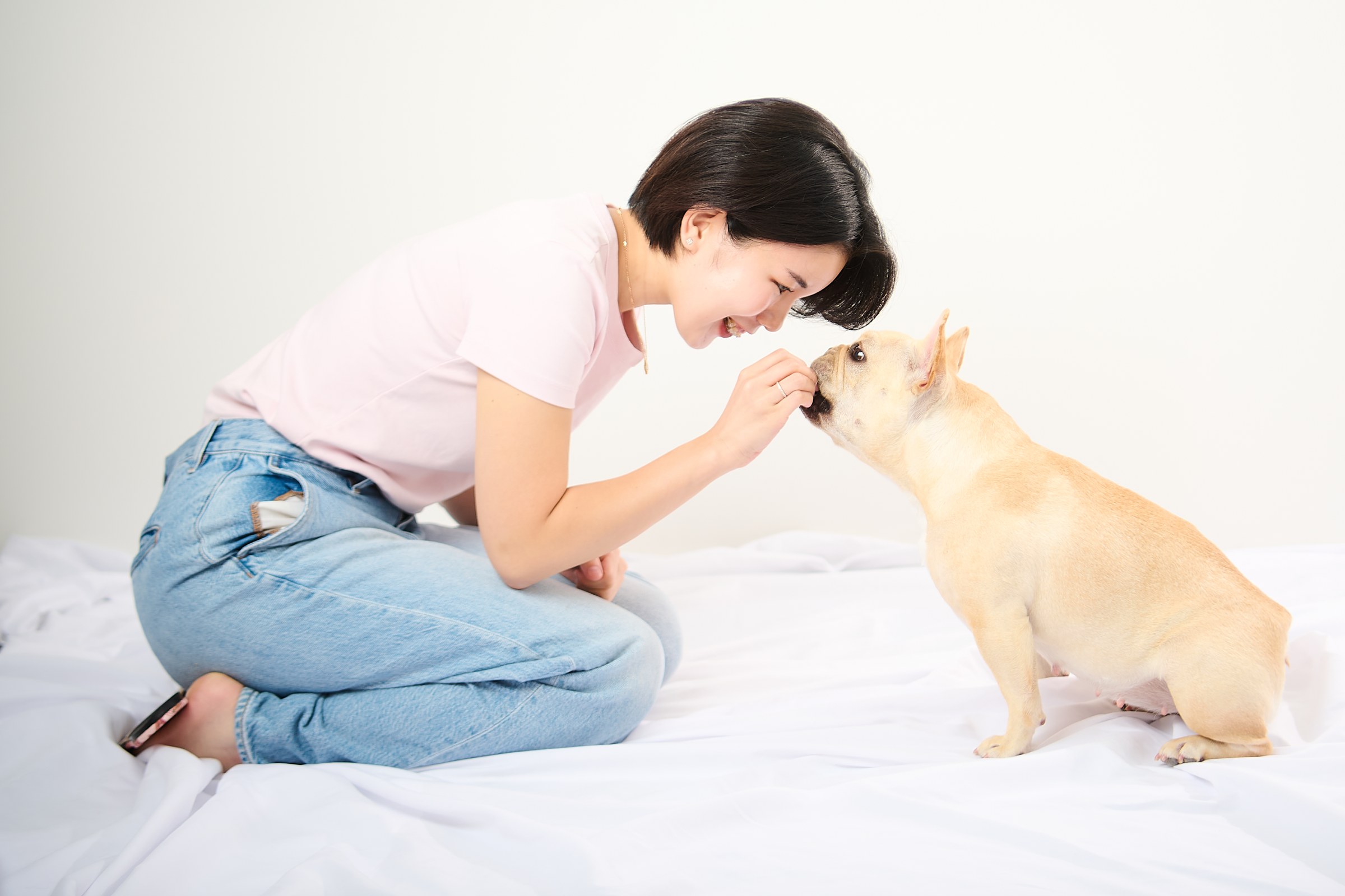 飼い主と愛犬が顔を寄せ合う